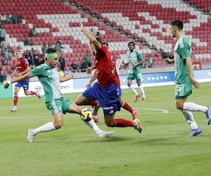 Skandaliczny transparent na meczu Raków - Maccabi