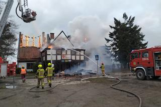 Potężny pożar XIX-wiecznego domu na Żuławach! Zabytek płonie jak zapałka
