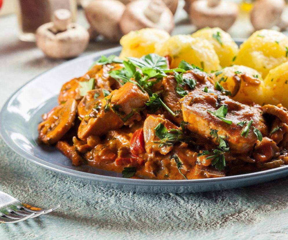 Z łopatki wieprzowej i pieczarek robię wyśmienity gulasz. Syci, rozgrzewa i dodaje energii 