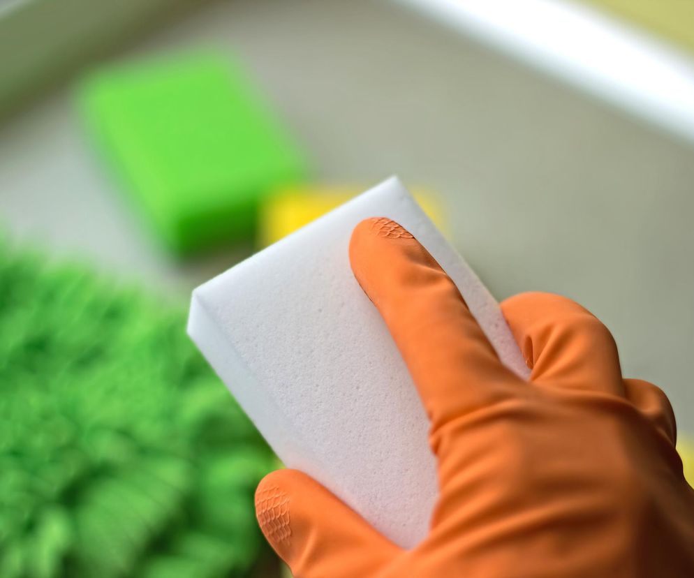 Magiczna gąbka szkodliwa dla zdrowia. Drobinki dostają się do płuc i krwi