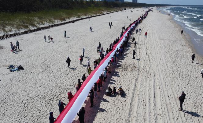 Najdłuższa flaga narodowa w Polsce mierzy ponad 2 km 700 metrów. To nowy rekord Polski!