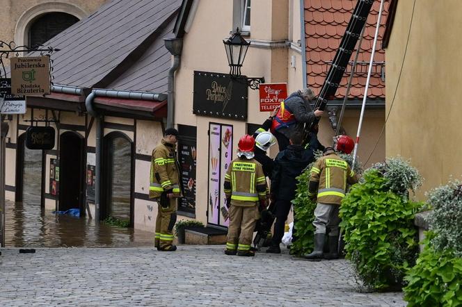 Dynamiczna sytuacja powodziowa. Rzeka Nysa Kłodzka zalała Kłodzko, 15 bm