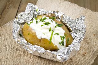 Ziemniaki pieczone w folii z kremem serowym: pomysł na jesienny obiad