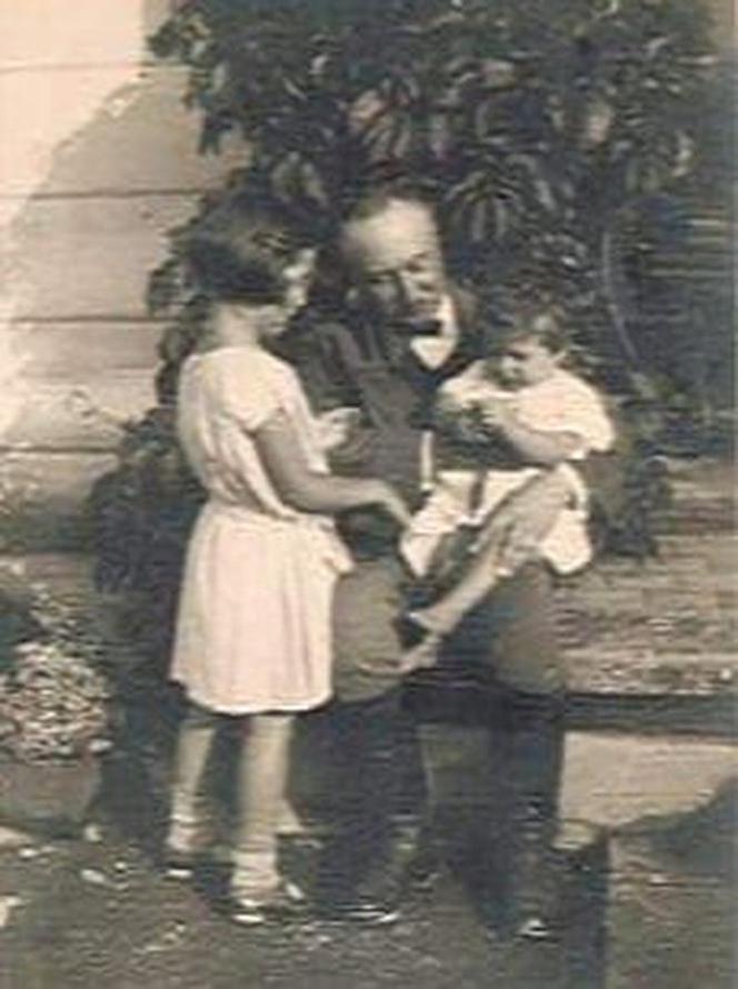 Tadeusz Modzelewski, dziadek Jacka Kurskiego z córkami Anna (młodsza) i Klarą