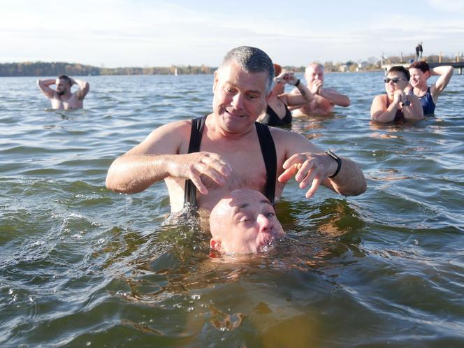 Oni niczego się nie boją! Morsy z woj. lubelskiego rozpoczęły sezon w Firleju!