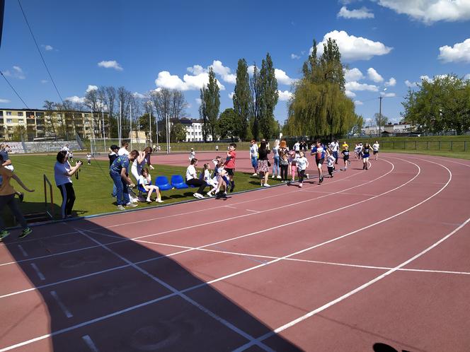 Zobacz uczestników maratonu charytatywnego zorganizowanego przez siedlecką Siedemnastkę