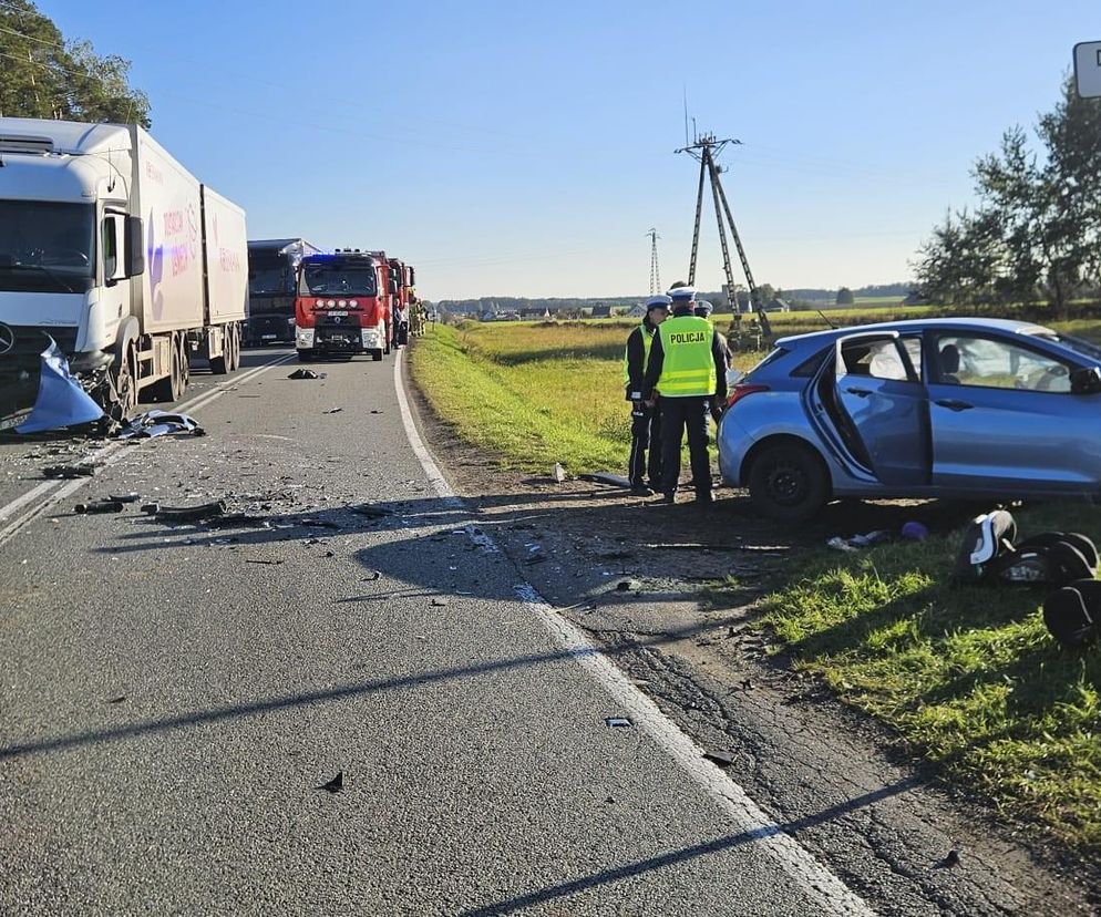 Wypadek na DK11 pod Lublińcem. Jedna osoba uwięziona w aucie. Droga jest zablokowana