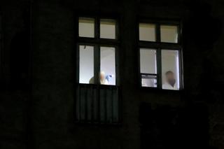 Ciała były zakopane na podwórku. Co się stało w kamienicy w Warszawie? Czy ciał może być więcej?