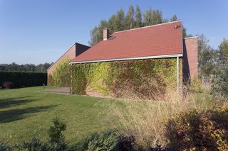 Trzy bryły pod dachem skośnym. Wyjątkowy dom o ceglanej elewacji