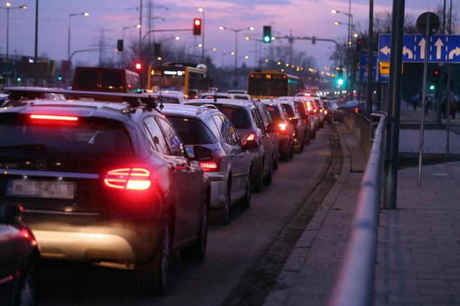 Utrudnienia w ruchu na rogu Połczyńskiej i Powstańców Śląskich