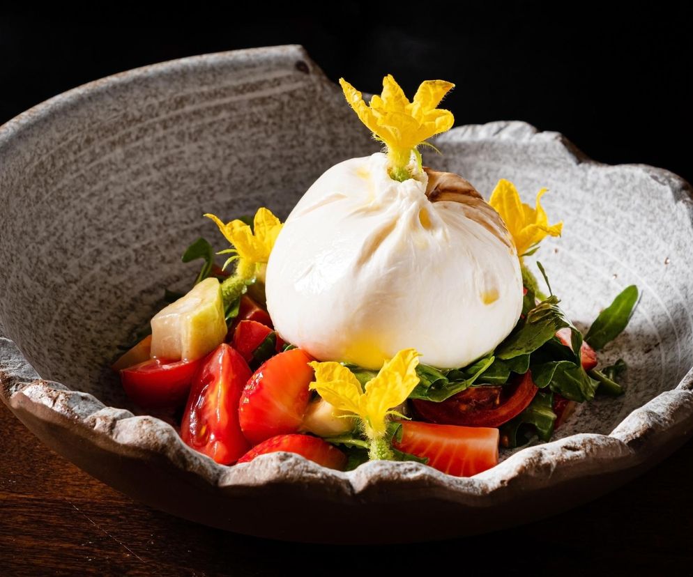 Wegetariańska przystawka z grilla zachwyci swoim smakiem. Grillowana cukinia z burratą i orzeszkami to hit