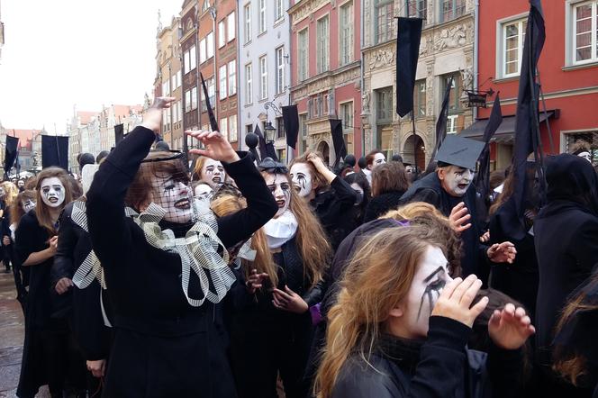 Zawodzenie i lament, czarne suknie i rozmazane makijaże. Gdańskie płaczki żegnały Szekspira