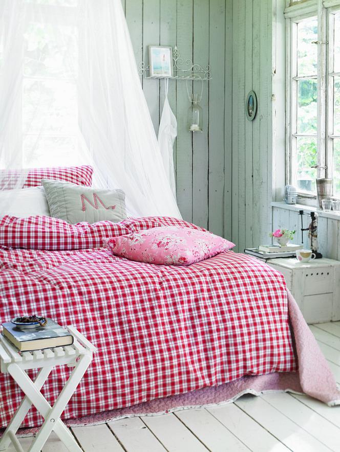 Romantyczna sypialnia z boazerią