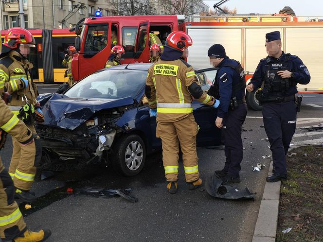 Warszawa. Dwa wypadki na skrzyżowaniu Grójeckiej i Wawelskiej. Autobus zderzył się z pojazdem wojskowym [ZDJĘCIA].