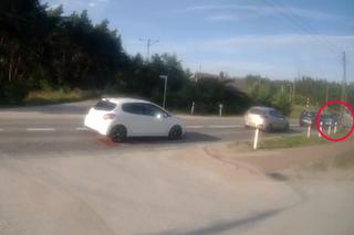 Pijak taranuje rogatki przejazdu kolejowego w Brzezinach. 