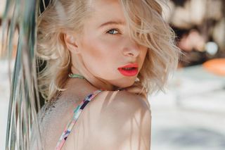 Ta fryzura będzie hitem lata 2025! Idealne cięcie zarówno dla prostych, jak i kręconych włosów