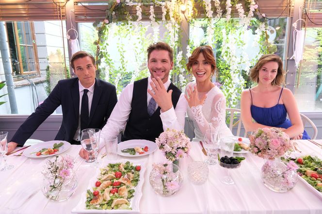 M jak miłość odc. 1890. Kama (Michalina Sosna), Marcin (Mikołaj Roznerski), Olek (Maurycy Popiel), Ania (Alina Szczegielniak)