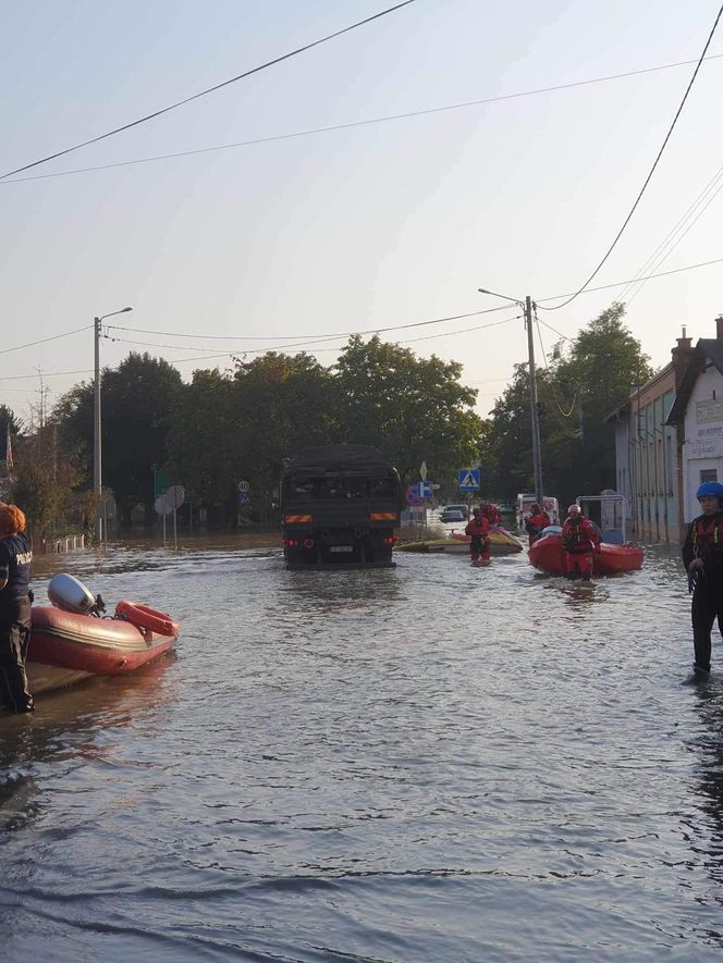 Opolskie. Powódź w Lewinie Brzeskim. 90 procent miasta zostało zalane [ZDJĘCIA].