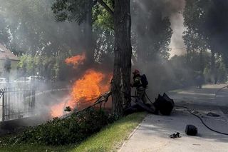 Drogowcy montują progi zwalniające na ul. Vogla. Rok temu rozpędzone BMW z trzema mężczyznami wbiło się tu w drzewo i spłonęło