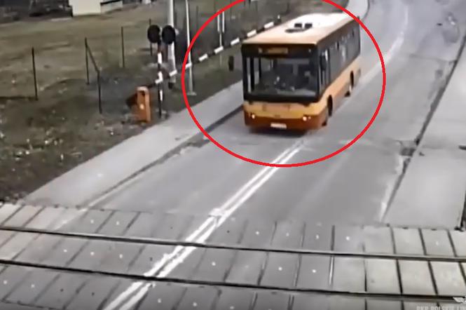 Rozpędzony kierowca autobusu miejskiego wjechał na tory mimo opuszczanych rogatek! [WIDEO]