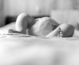 Zagadkowa śmierć 3-miesięcznego niemowlęcia z Wielkopolski. Służby powiadomiła matka