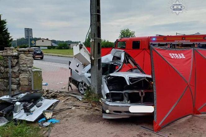 Tragiczny wypadek w Kłobucku. Samochód uderzył w słup energetyczny