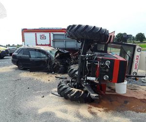 Poważny wypadek na DK 74 pod Piotrkowem. Kierowca ciągnika huknął w toyotę