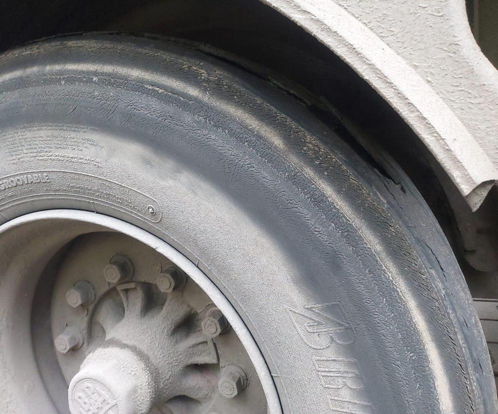 Kierowca tira zatrzymany przez drogówkę z Gostynia. Jechał na łysychoponach