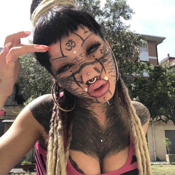  Ta dziewczyna myśli, że jest kotem. Ma 72 kolczyki, zmodyfikowaną twarz i rozszczepiony język. Szokujące zdjęcia! 