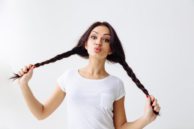 Jak dbać o włosy, by były zdrowe i lśniące?