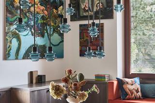 Metamorfoza parteru domu kolekcjonerów sztuki pod Warszawą – lampy jak rzeźby