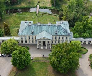 Ten pałac i otaczający go ogród to wymarzony cel na weekendowy wypad. Znajduje się nieopodal Łodzi