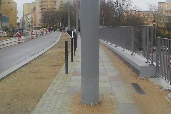 Słupy utrudniają życie pieszym na al. Wyzwolenia