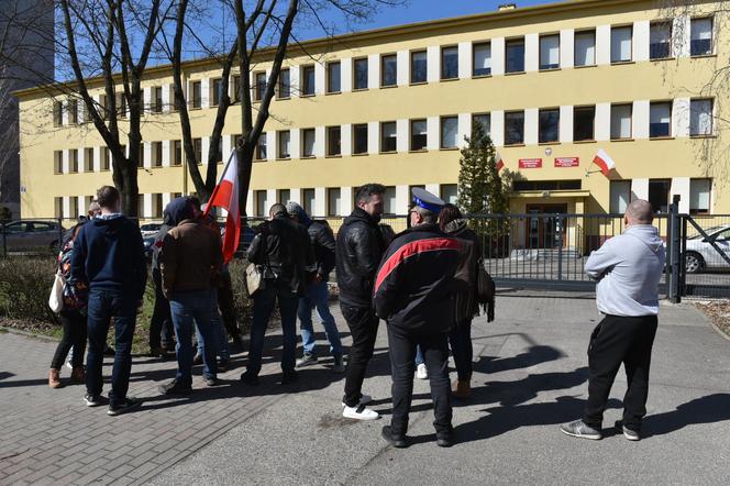 Bartosz T. przesłuchany przez prokuraturę. Zwolennicy "Wolni My" protestowali pod siedzibą w Toruniu