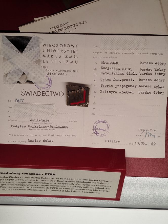 Wystawa „Czy mnie jeszcze pamiętasz… PRL w Siedlcach” była dostępna w Muzeum Regionalnym od 5 kwietnia 2024 roku do 16 marca 2025 roku