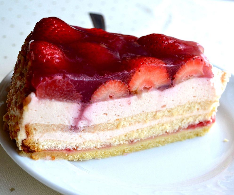 Ciasto z truskawkami i kremem - prosty przepis na lekki biszkopt z dodatkami
