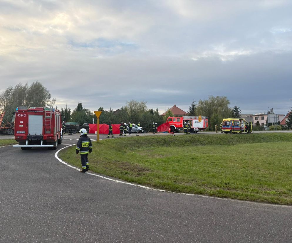 Śmiertelny wypadek pod Gliwicami. Dwie osoby nie żyją, a droga jest zablokowana