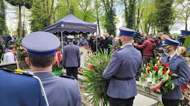 Pogrzeb policjanta z Raciborza. Tłumy przed kościołem. Ostatnie pożegnanie Michała Kędzierskiego