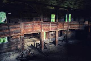 Opuszczony kościół pod Wrocławiem. Drewniana świątynia przyciąga miłośników urbexu 