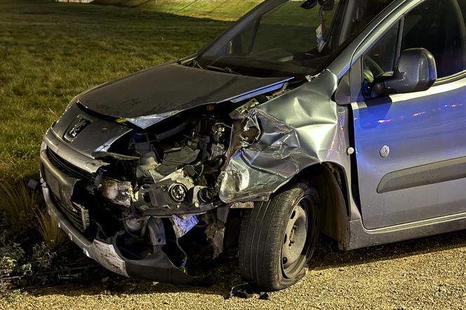 Tragiczny wypadek na Mazowszu. Karetka na sygnale dachowała w rowie. Jeden ratownik zginął na miejscu