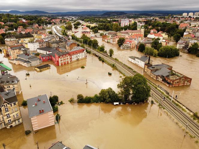 Powódź 2024 w Kłodzku. Miasto tonie, ogrom tragedii widać na zdjęciach z lotu ptaka