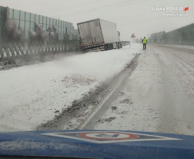 Utrudnienia na autostradzie A1. Ciężarówka wypadła z drogi. Droga częściowo zablokowana