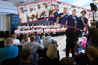 Kibice czekali na lotnisku, by powitać siatkarzy, a tu nagle wyszli złoci medaliści! Fani byli zdezorientowani