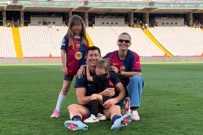 Anna i Robert Lewandowscy z córkami po El Clasico
