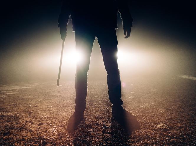 Koszalin. Policjant w szpitalu po uderzeniu ostrym narzędziem! Pożar i atak 35-latka