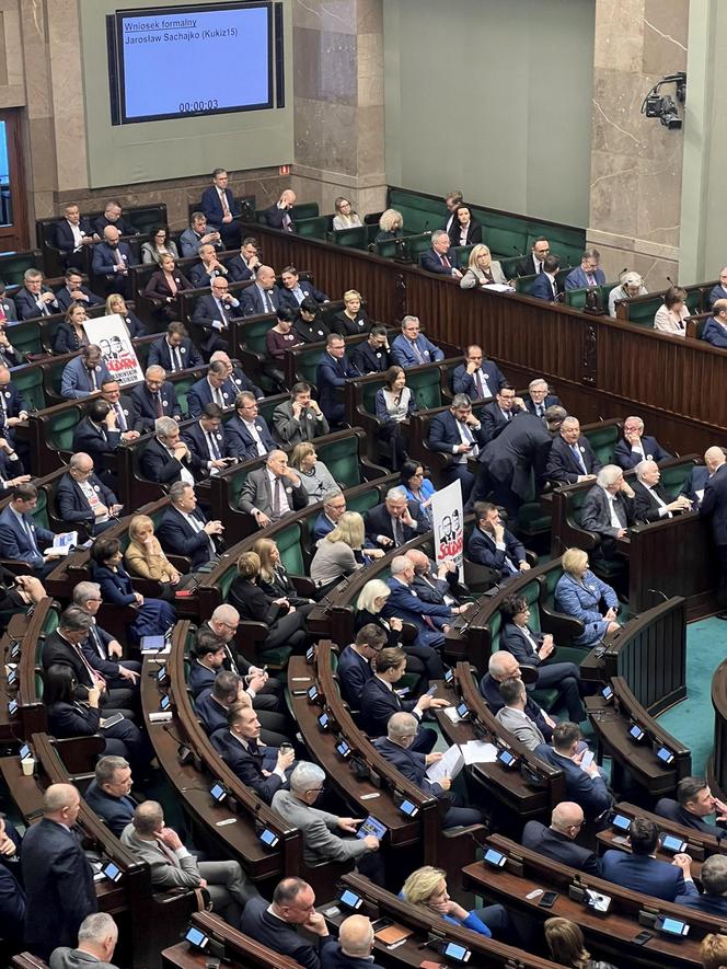 Żony Wąsika i Kamińskiego w Sejmie! Zostały przywitane z mównicy