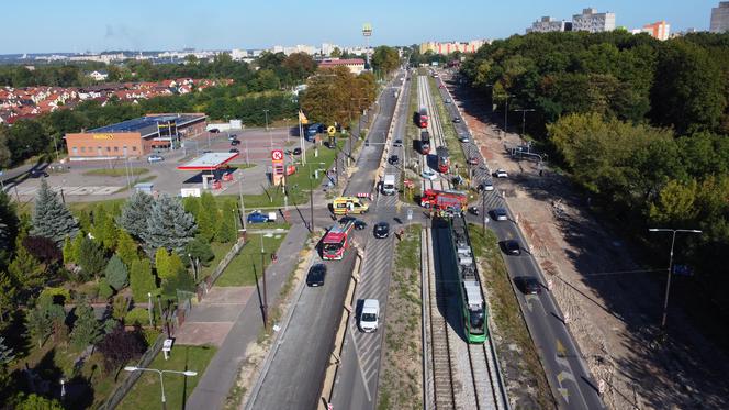 Kolizja na skrzyżowaniu w Będzinie. Kierująca fiatem utkwiła na torowisku 