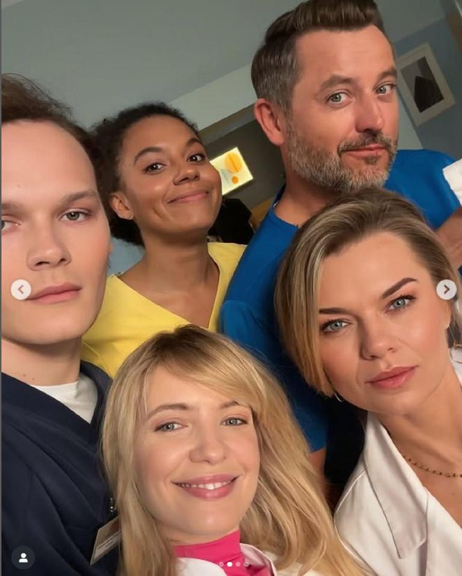 Na dobre i na złe nowy sezon. Agata (Emilia Komarnicka), Dominika (Paulina Gałązka), Maria (Sylwia Achu), Tomaszek (Antoni Sałaj), Borys (Marcin Zacharzewski) na planie