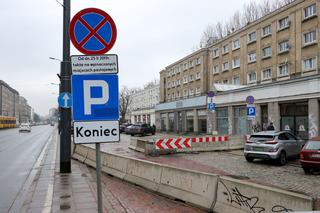 Dziura niezgody w al. Solidarności. Urzędnicy nie mogą się dogadać, kto ma zapłacić za naprawę