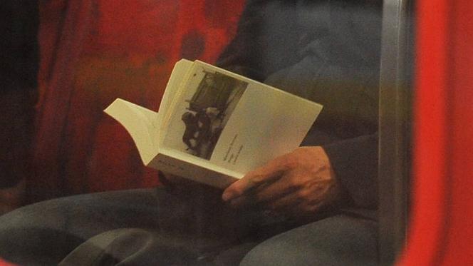 Prezydent ledwo usiadł w wagonie na stacji Kabaty a już wyjął książkę